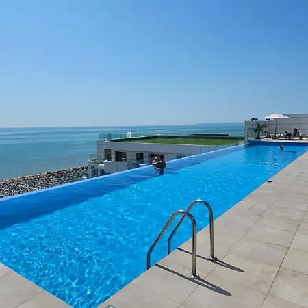 Gorgeous - Infinity Pool & Private Parking Apartamento Năvodari