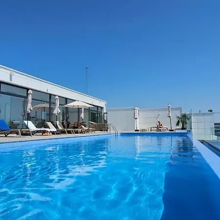 Gorgeous - Infinity Pool & Private Parking