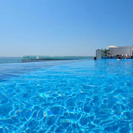 Gorgeous - Infinity Pool & Private Parking *