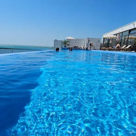Gorgeous - Infinity Pool & Private Parking * 那沃达利