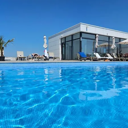 Gorgeous - Infinity Pool & Private Parking